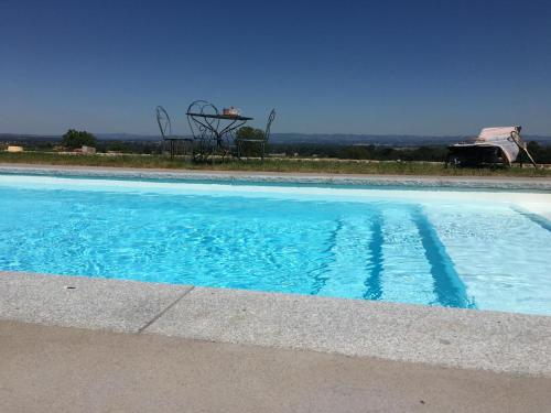Πισίνα στο ή κοντά στο Gîte charmant avec piscine, jardin, et produits fermiers à Saint-André-d'Apchon - FR-1-496-142
