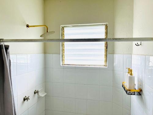 a white bathroom with a window and a shower at Departamento 2 Recamaras in Ciudad Valles