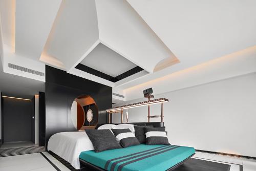 a bedroom with a bed with black and white at Maiyue Hotel-Chongqing Jiefangbei Chaotianmen in Chongqing
