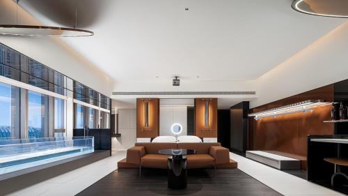 a living room with a couch and a bed at Maiyue Hotel-Chongqing Jiefangbei Chaotianmen in Chongqing
