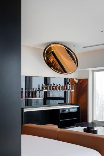 a living room with a bar with a brown couch at Maiyue Hotel-Chongqing Jiefangbei Chaotianmen in Chongqing