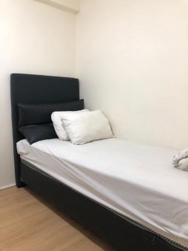 Ein Bett oder Betten in einem Zimmer der Unterkunft Moagi Stay Alamanda - Netflix Ready! at Bassura City Apartment