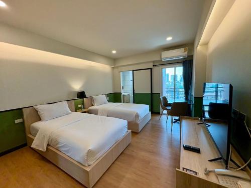 Postel nebo postele na pokoji v ubytování U Sabai Hotel Bangkok