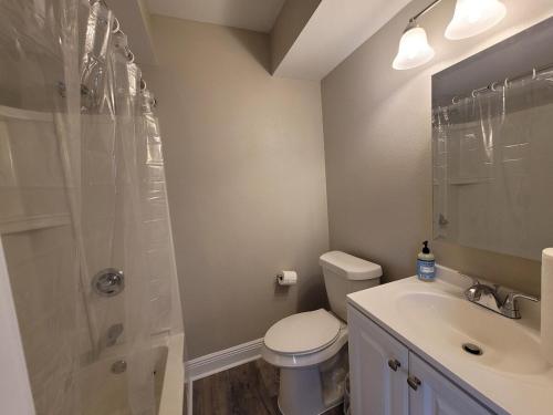 Ένα μπάνιο στο Lakeview New Orleans Townhome w King Bed & Game room