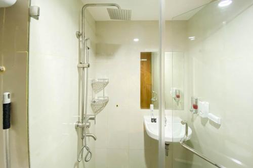 Bilik mandi di Homey and Nice 1BR at Gateway Park LRT City Bekasi Apartment By Travelio