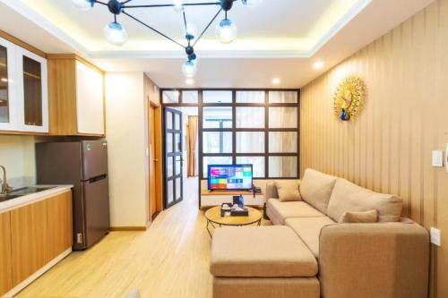 ハイフォンにあるT&T Hotel & Apartmentのソファとテレビのあるリビングルーム