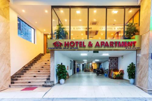ハイフォンにあるT&T Hotel & Apartmentのホテル&アパートメント 階段と看板付