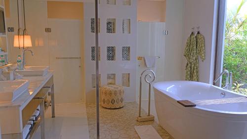 Ένα μπάνιο στο Samabe Bali Villas