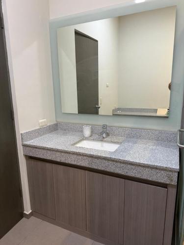 a bathroom with a sink and a large mirror at Residencia, Cluster 3 Habitaciones con baño in Monterrey