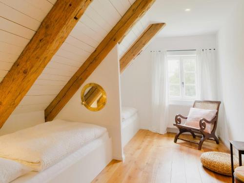 Ένα ή περισσότερα κρεβάτια σε δωμάτιο στο Farmhouse Comfort In The Uckermark Region