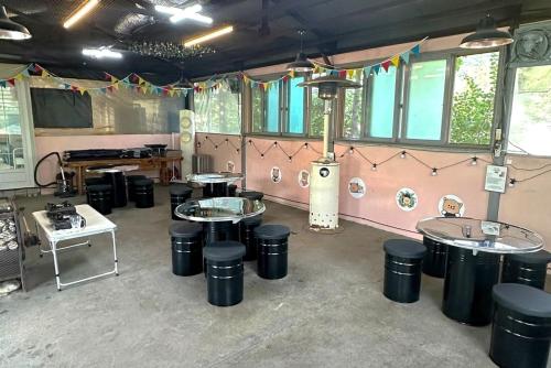 a room with a bunch of tables and stools at Gapyeong GlamDog Pet Pension in Gapyeong