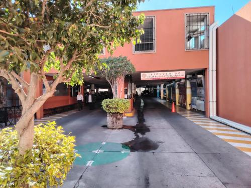 an empty street in front of a building at Lele y Panchito en el Centro in Querétaro