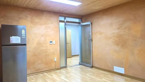 an empty room with an elevator and a door at Damyang Mulgusimni Group Pension in Damyang