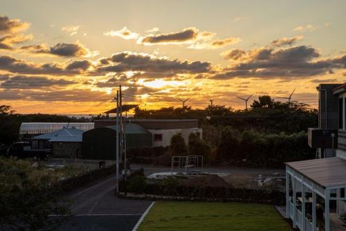 a view of a sunset from a building at Neul Olle Stay in Jeju