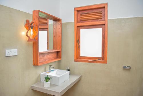 a bathroom with a sink and a mirror at Tea Hills Ella in Ella