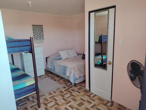 una camera con letto a castello e specchio di Hostal el hermanito a San Pedro de Atacama