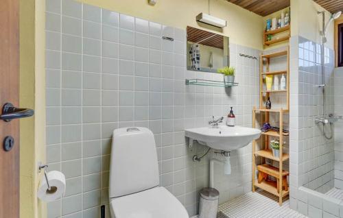 Ένα μπάνιο στο The Yellow House 200 Metres From The Beach