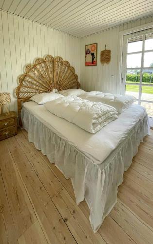 Postel nebo postele na pokoji v ubytování Southern Flair In Modern Danish Summer House