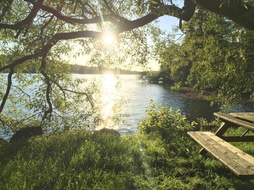 Afbeelding uit fotogalerij van Charmig Villa Från 1918 Med Solig Altan in Stockholm