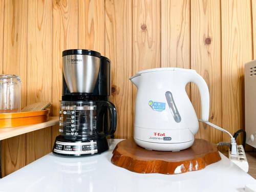 a white blender sitting on top of a counter at 一棟貸しの宿　松江の里 in Matsue