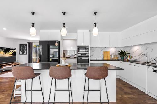 Η κουζίνα ή μικρή κουζίνα στο Family-Friendly Home with Private Pool and BBQ