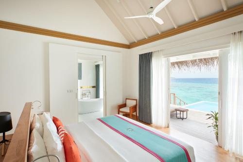Postel nebo postele na pokoji v ubytování Sun Siyam Iru Veli - 24 Hours Premium All-Inclusive with Free Transfers