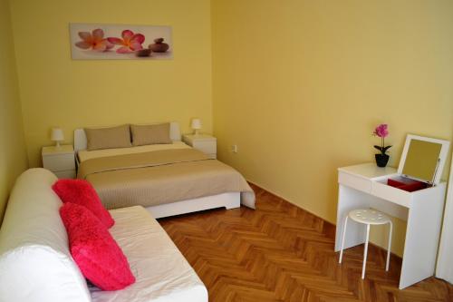 プラハにあるSunflower 2BDR Flat By Ruterraのベッド2台、鏡付きテーブルが備わる客室です。