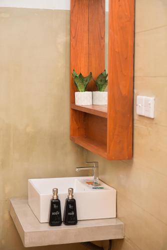 a bathroom with a sink and a mirror at Tea Hills Ella in Ella