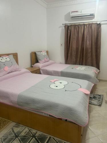 Ένα ή περισσότερα κρεβάτια σε δωμάτιο στο H&H Twin Apartment