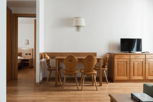 a living room with a dining room table and chairs at Hotel Residence 3 Signori in Santa Caterina Valfurva