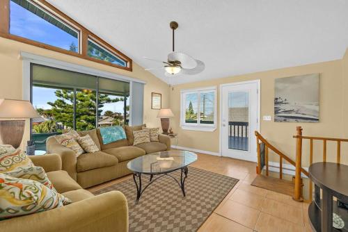 una sala de estar con un sofá y una mesa en Bungalow with Pool, en Ormond Beach