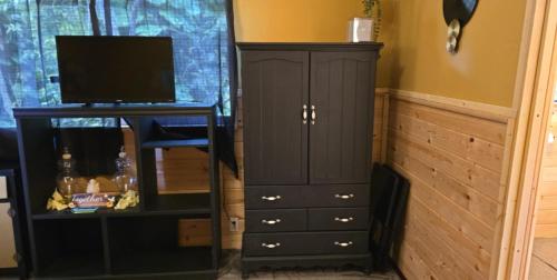 Телевизор и/или развлекательный центр в Plantation Home Banana Hut Haiku