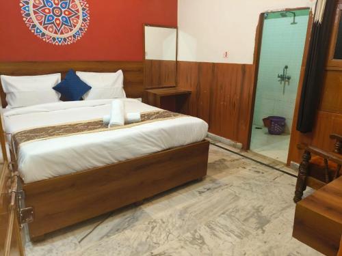 Postel nebo postele na pokoji v ubytování Hotel Rudra Varanasi