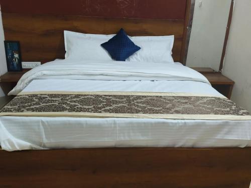 Postel nebo postele na pokoji v ubytování Hotel Rudra Varanasi