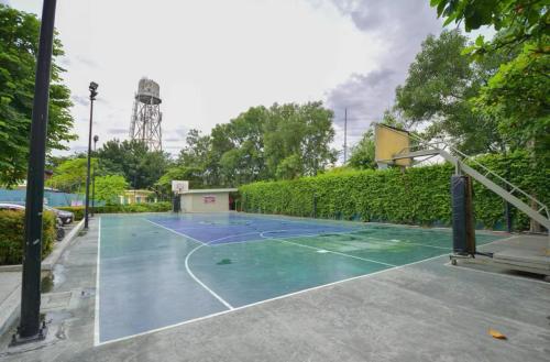 Εγκαταστάσεις για τένις ή/και σκουός στο 3BR at The Rochester ή εκεί κοντά
