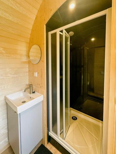Ένα μπάνιο στο Feel Grounded In Igloo House With Pool And Gym