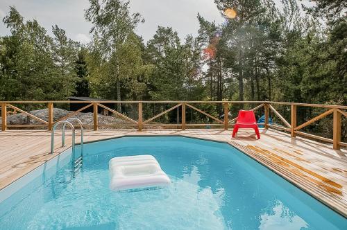 Piscina en o cerca de Lakeside Archipelago House With Pool On Vindö
