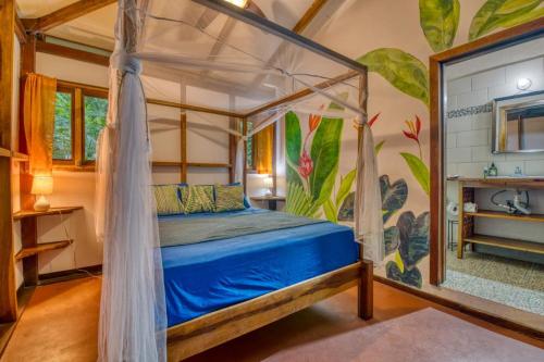 Postel nebo postele na pokoji v ubytování Pachamama Jungle River Lodge - Punta Uva