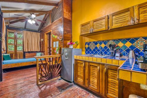 Dapur atau dapur kecil di Pachamama Nueva River side Bungalows Punta Uva