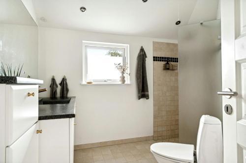 Et badeværelse på Sanctuary By Lammefjorden With Unique View