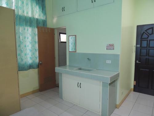 Kuchyň nebo kuchyňský kout v ubytování Royale Hometel