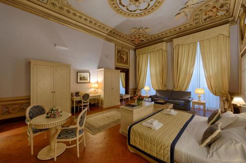 Postel nebo postele na pokoji v ubytování Palazzo Guicciardini