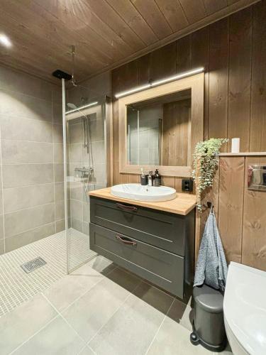 Bilik mandi di Architect Mountain Cabin At Lygna With Views