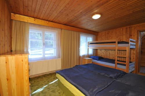 Una cama o camas cuchetas en una habitación  de Chata Lieska