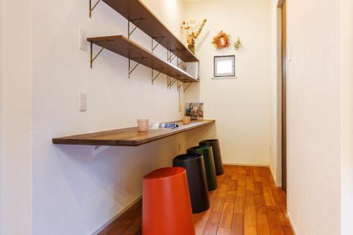 een keuken met een aanrecht en twee vuilnisbakken bij 美ら海水族館まで車で5分 広い庭 最大10名 まるまる貸し切り 花の雲 in Motobu