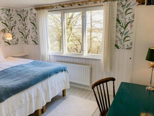 un dormitorio con una cama y una ventana en Delight For The Soul In Österlen's Nature, en Gärsnäs