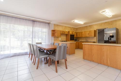 Η κουζίνα ή μικρή κουζίνα στο Grand Manor Self Catering Muldersdrift