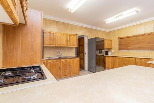 Η κουζίνα ή μικρή κουζίνα στο Grand Manor Self Catering Muldersdrift