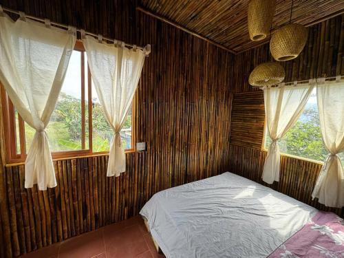 Ένα ή περισσότερα κρεβάτια σε δωμάτιο στο Homestay Hồng Phúc