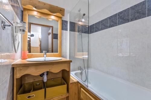une salle de bain avec un lavabo et une baignoire dans l'établissement Résidence Les Hauts De Preclaux - Logement rénové en rez-de-jardin avec vue pistes MAE-4491, aux Orres